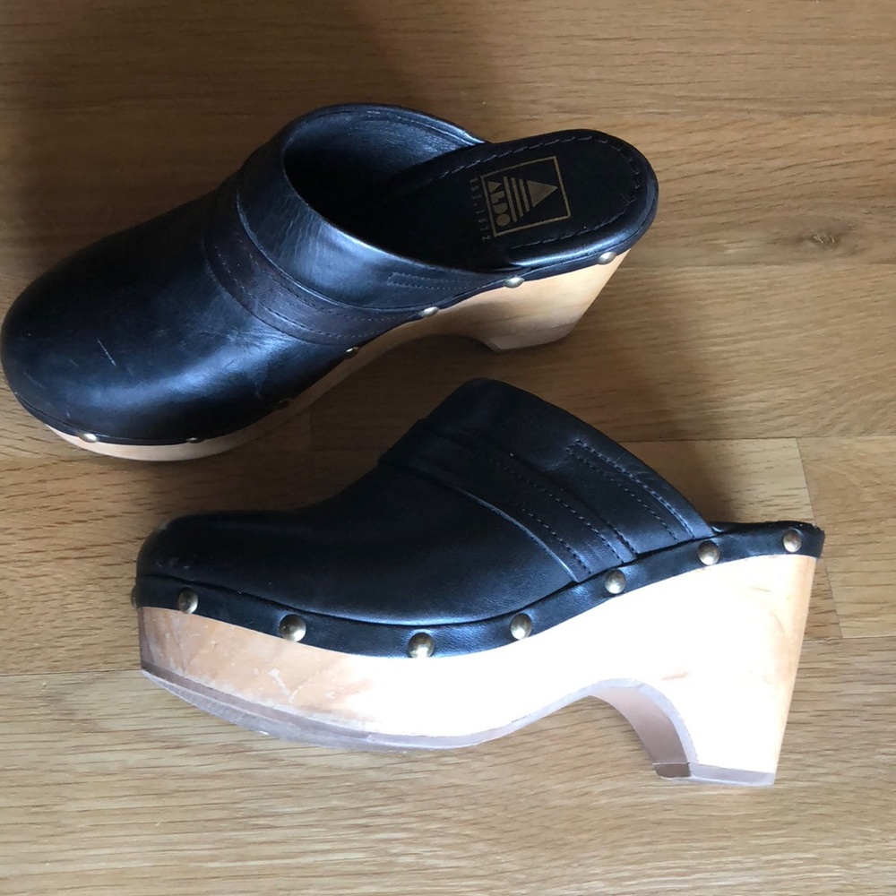 Also wood clogs